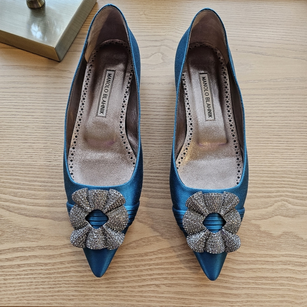 Manolo Blahnik Sinal Wave-Embellished Buckle Satin Flats, Blue - Picture 8 of 8